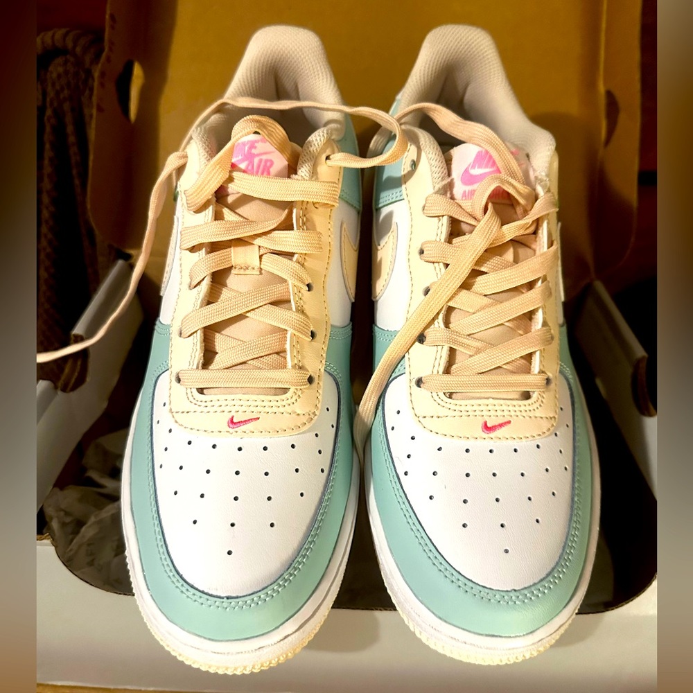 NIKE Air Force 1 (GS 7Y)Women's 8.5) Jade Ice Guava Ice, NEW in Box